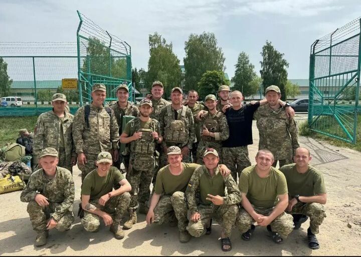 На знімку Дмитро з побратимами (у другому ряду він третій зліва) – лише одиниці з них залишилися живі.