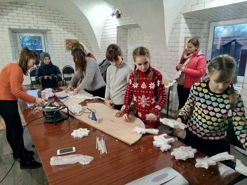Так появляються сніжинки на ялинки.