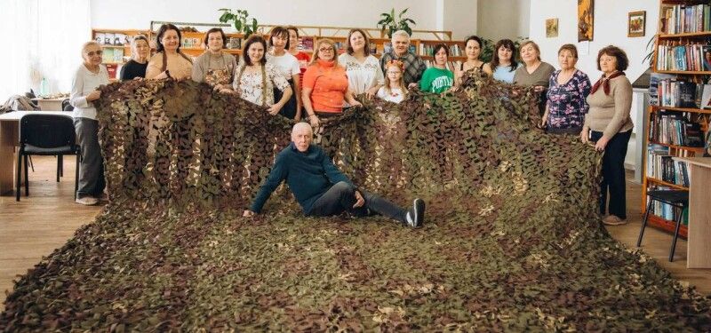 За час благодійної праці та спільної мети жінки й чоловіки у бібліотеці стали як одна сім’я