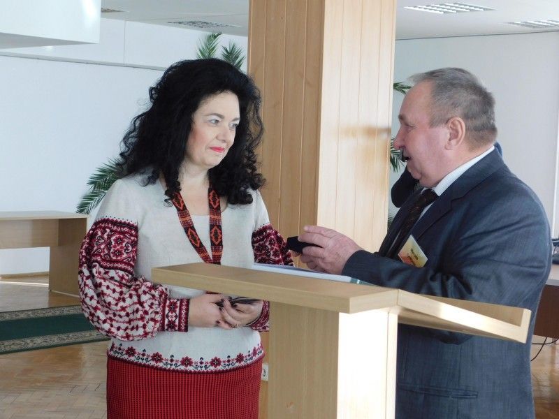 Людмилу Стрільчук нагороджує медаллю «Будівничий України» Микола Кучерепа.