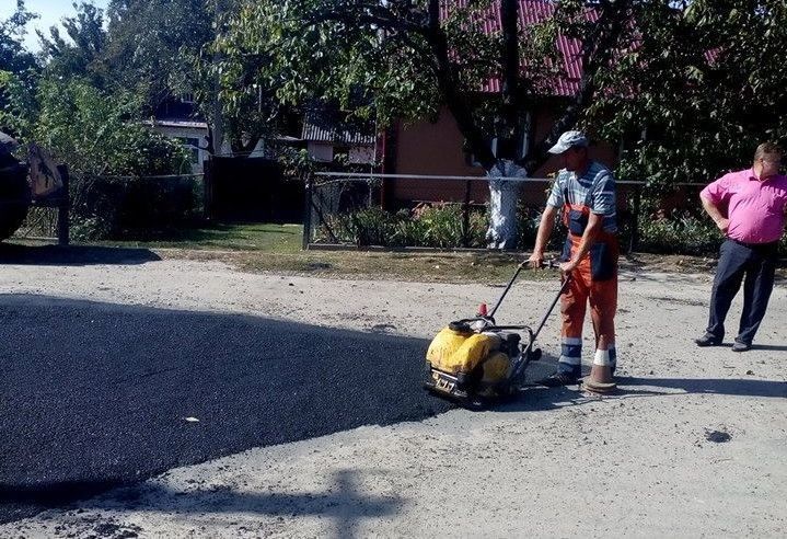 Демидівський селищний голова Віктор Іщук та в.о. старости села Вербень Василь Рачинський ознайомились з початком ремонтних робіт.