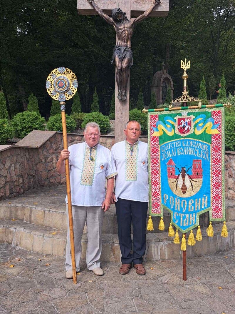 Почесні пасічники України – Антон Шотік та Володимир Дмитрук – із символами бджільництва. 