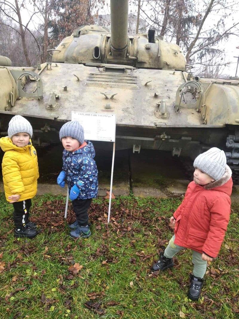 На справжню бойову техніку малеча дивилася, наче на великі іграшки.