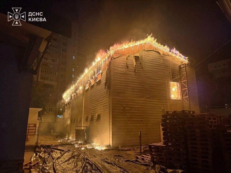 У кількох районах столиці виникли великі пожежі... Фото: ДСНС Києва.