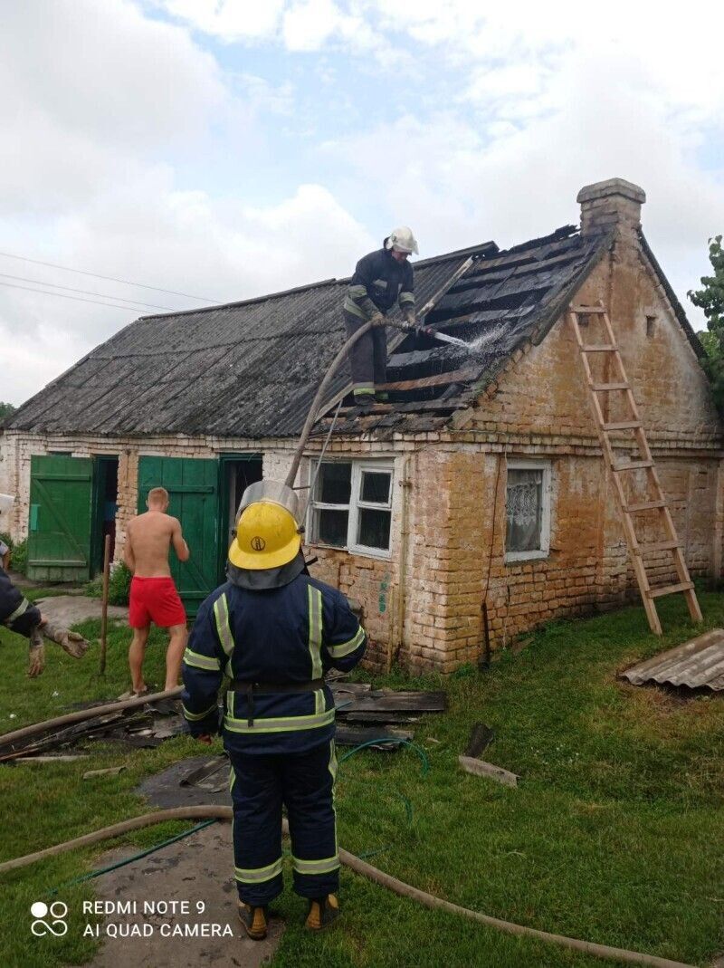 Вогонь знищив накриття на площі 8 м кв, пошкодив речі домашнього вжитку. Фото vl.dsns.gov.ua.