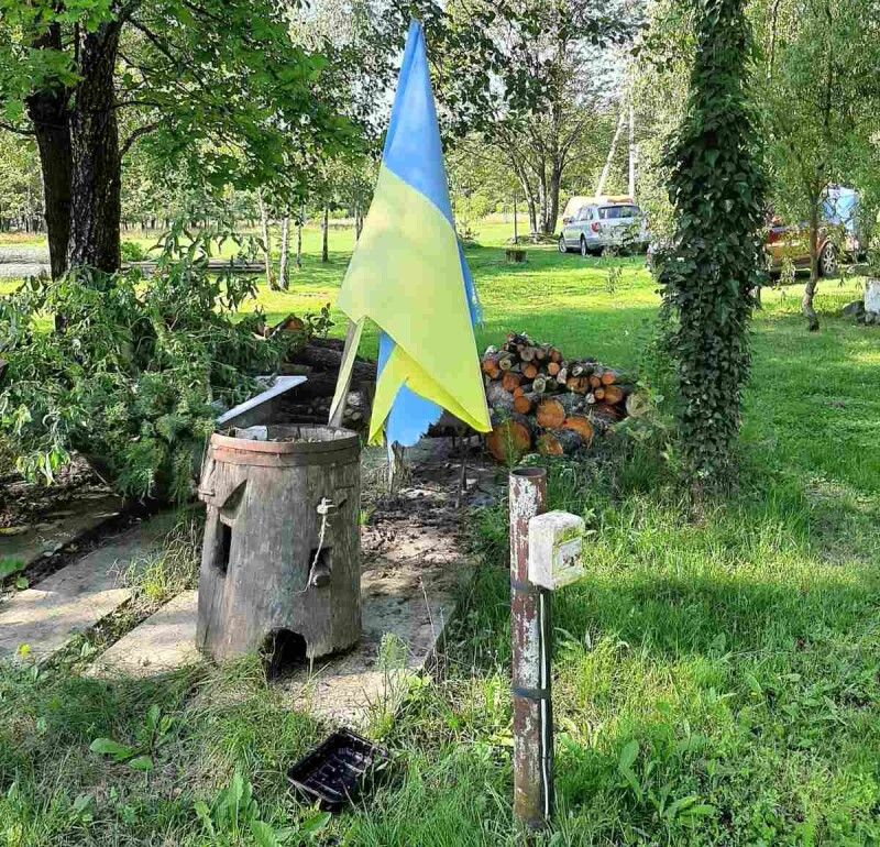 Цей синьо-жовтий прапор – теж з хутірського обійстя.