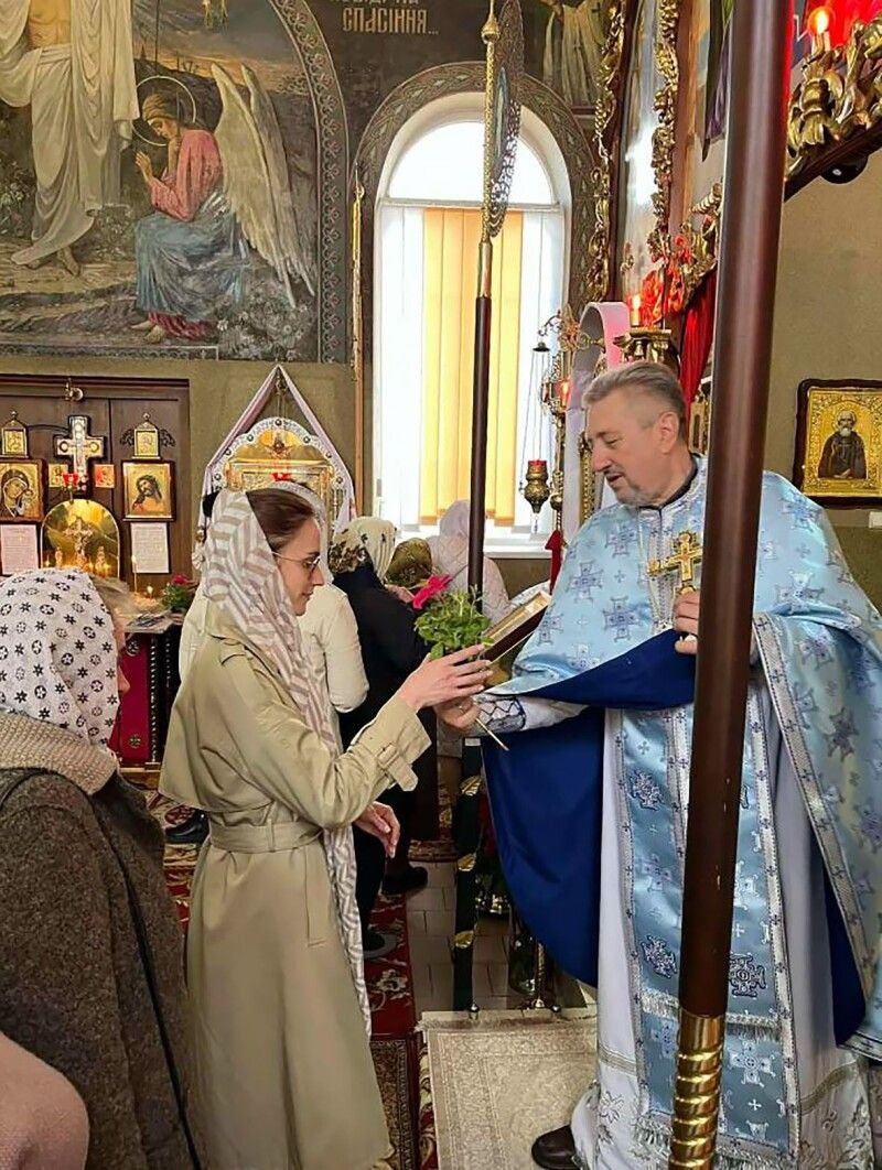Подаровані в благодатну хвилину тендітні петунії швидко розростуться великими букетами для горохівських господинь.