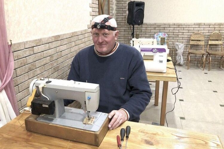 А коли швейним машинкам потрібен ремонт,  за справу береться Василь Заяц.
