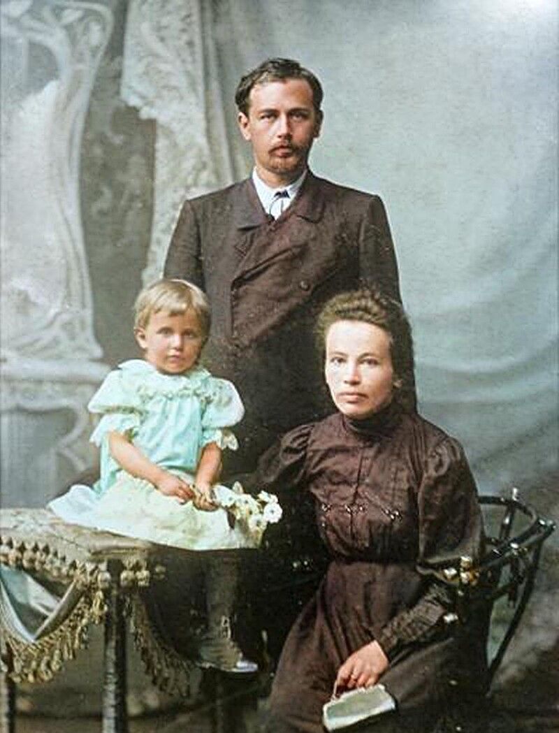 Микола Леонтович з дружиною Клавдією та донькою Галиною.