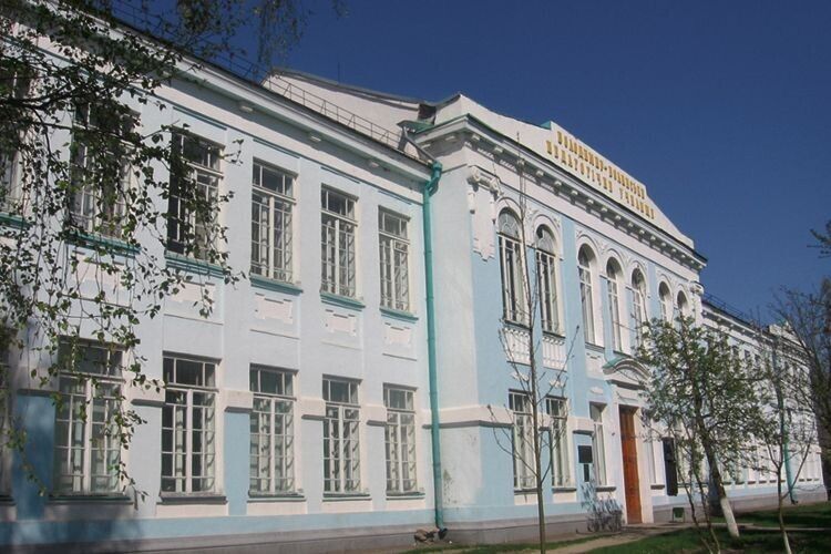 Головний навчальний корпус розміщено у пам’ятці архітектури початку XX століття.