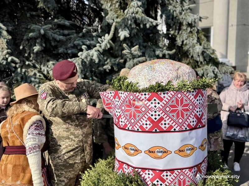 Після фіксації рекорду паску розрізали на шматки та за донат для військових частували гостей фестивалю.