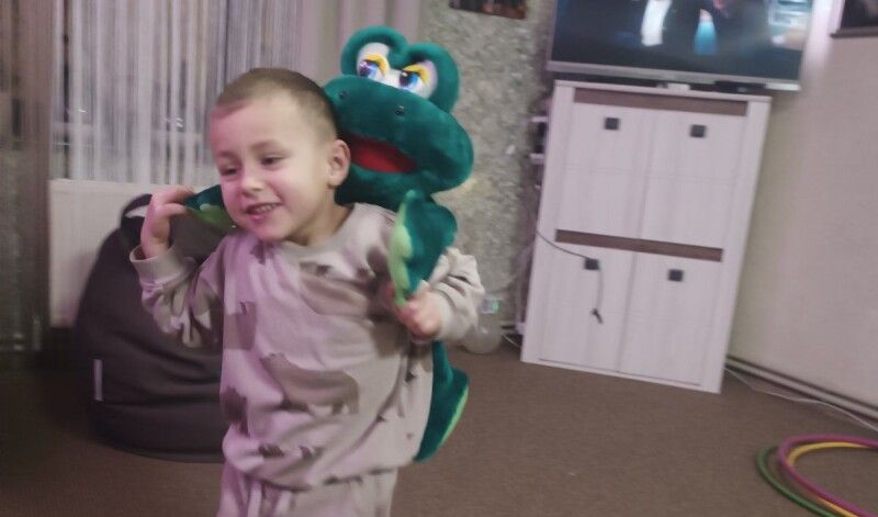 Дениско – з іграшкою, яка стала улюбленою з-поміж багатьох інших. 