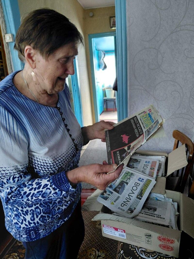 Ніна Григорівна, яка зібрала примірники нашої газети за минулі роки, – зберігає незвичайний домашній архів, каже: «Згадається якась життєва історія, мудрість людська – вертаюсь до неї, ще і ще...»