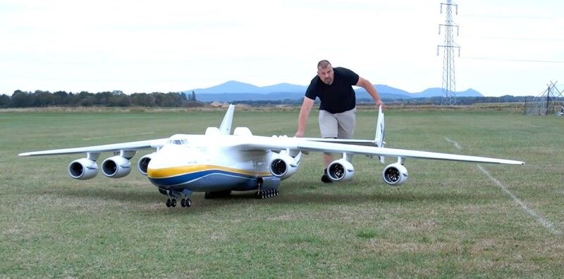 На основі креслень Ан-225 Майкл Шпейєр створив діючу модель-копію, що поступається оригіналу лише розмірами.