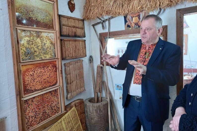 Володимир Дмитрук проводить екскурсію у музеї бджільництва Волині, що розташований у селі Баїв Луцького району. Фото: «Суспільне Луцьк».