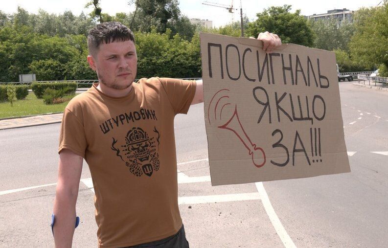 Учасники акції «Стоп байдужість» у Луцьку Микола Корець.