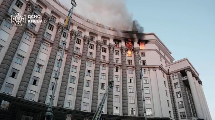 Це було не влучання уламків, а цілеспрямований удар по будівлі Уряду. Фото: ДСНС Києва.