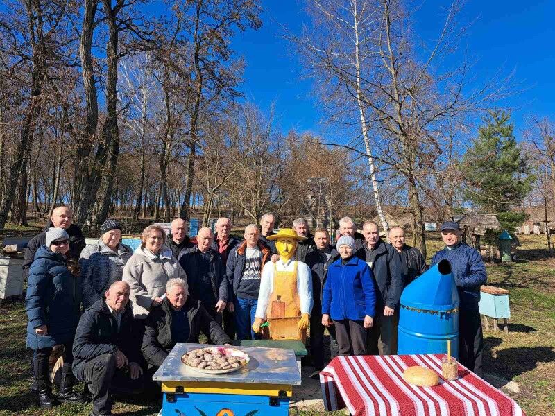 Пасічники Волині, які цьогоріч брали участь у старовинному обряді освячення вуликів «Бджоли, я вас благословляю».