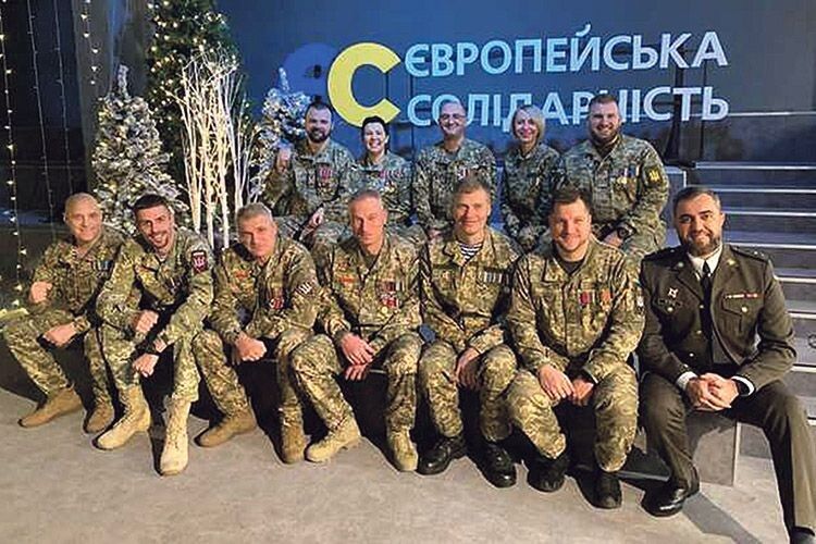 Коли ДБР прибуло з обшуками в офіс партії Порошенка, ветерани АТО прийшли захистити «Європейську солідарність».