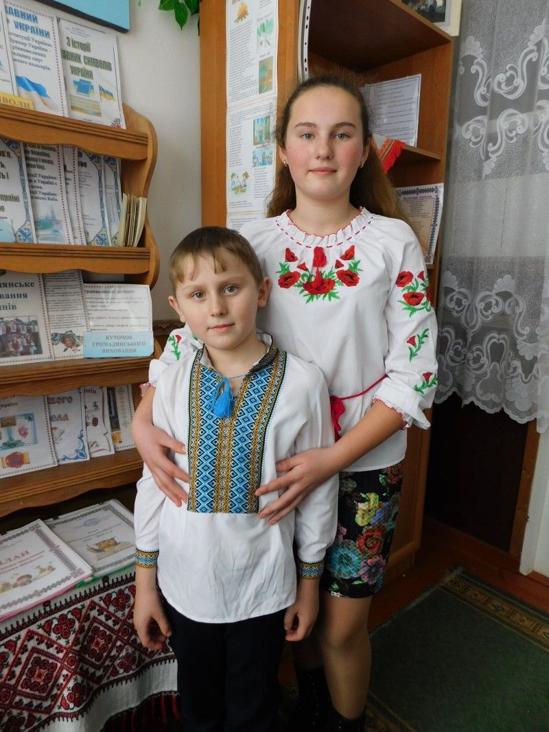Віталик і Даринка Панасюки в школі. Фото Лесі ВЛАШИНЕЦЬ.