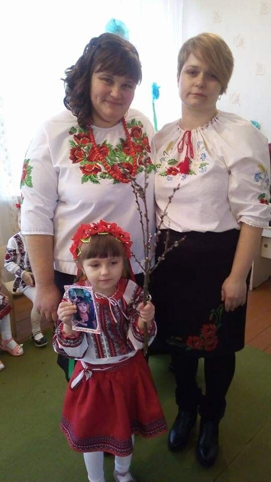 Юлія Палівода обожнює свою роботу вихователя дитсадка і залюбки піклується про сільських малят (з вихованкою Анастасією та її мамою Оксаною Скибою).