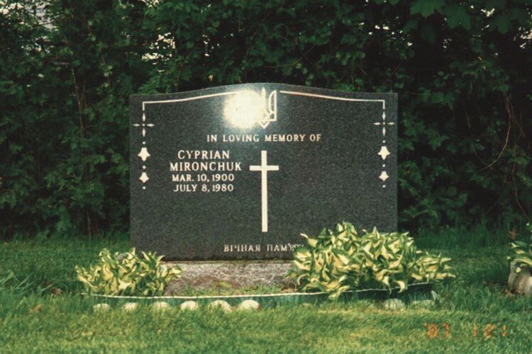 На надгробку батька Марії Купріянівни в Торонто зображений український тризуб.