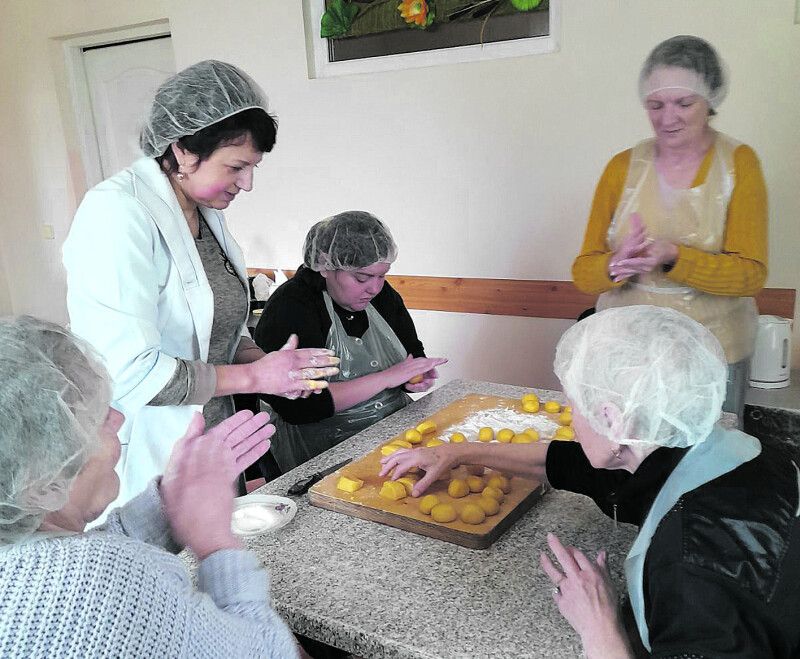 Підопічні жінки охоче долучаються до спільного приготування смаколиків, якими пригощають усіх мешканців закладу.