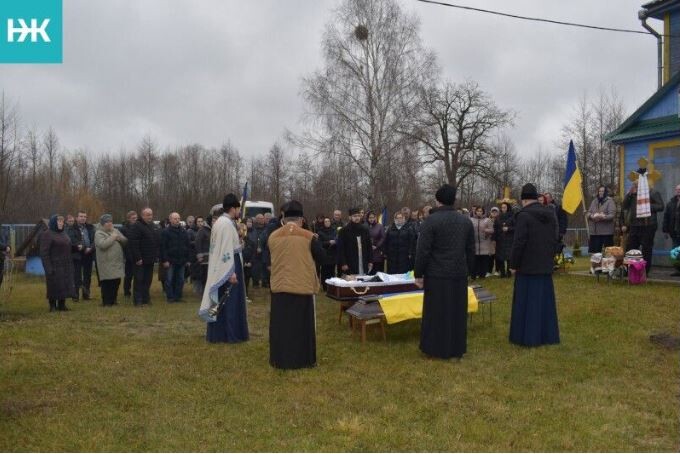 Відспівували воїна Анатолія Столярчука на церковному подвір’ї, бо сам храм був зачинений.