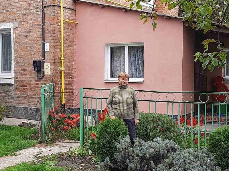 На обійсті Надії Клинової не тільки різного птаства багато, а й квітів, що до пізньої осені цвітуть.