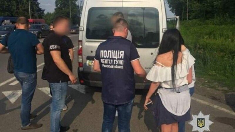 29-річного чоловіка затримали на кордоні з Польщею під час спроби вивезти за кордон двох дівчат.