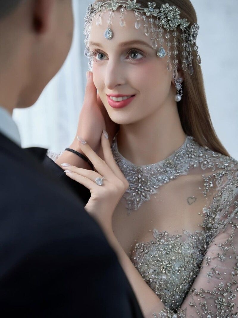 Олена на весіллі виглядала як справжня королева.