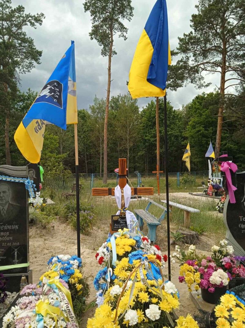 Похоронили Івана на кладовищі рідного села поряд із односельцем Назаром Шумиком. 
