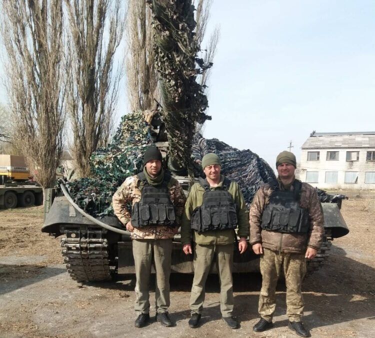 Екіпаж танка. Посередині – командир Сергій Шахрай.