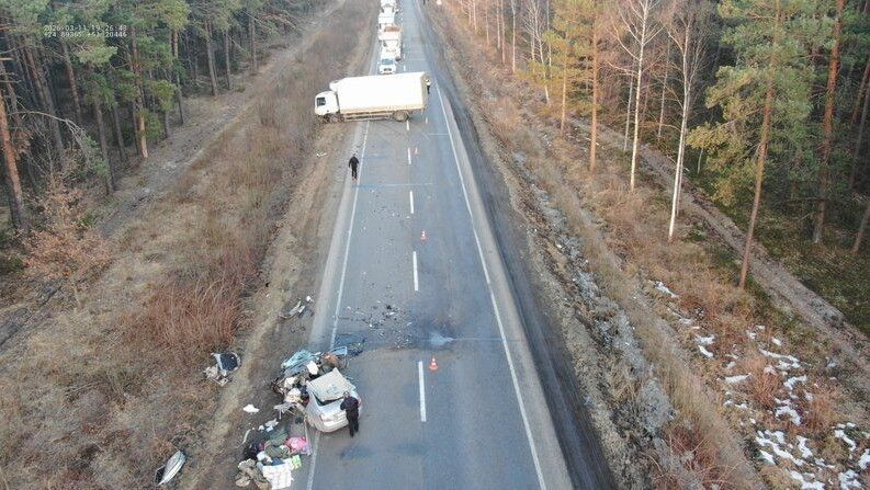 Наслідки зіткнення легковика і вантажівки в Ковельському районі на Волині.