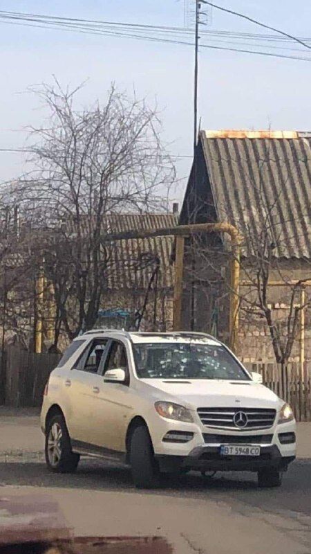 Із машини зрадника зробили решето. Фото із сайту apostrophe.ua.
