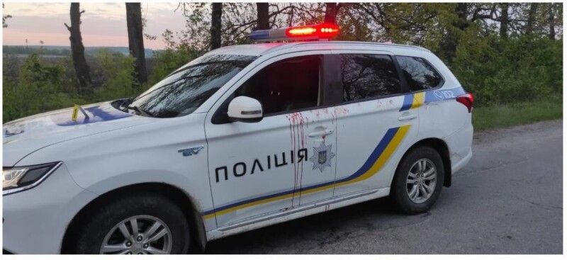 Символ суботнього ранку – поліцейська машина в крові... Фото – пресслужба Поліції Вінницької області.