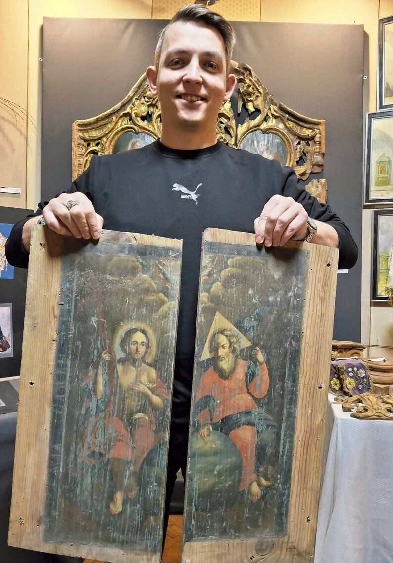 Історик Юрій Велінець тримає дві дошки ікони, січень 2026 року. 