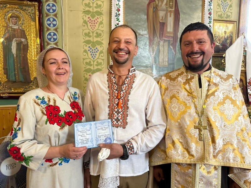Вінчання військовослужбовців Тетяни й Богдана Косинських у звиняченському храмі Святителя Миколая Чудотворця було воістину незабутнім.