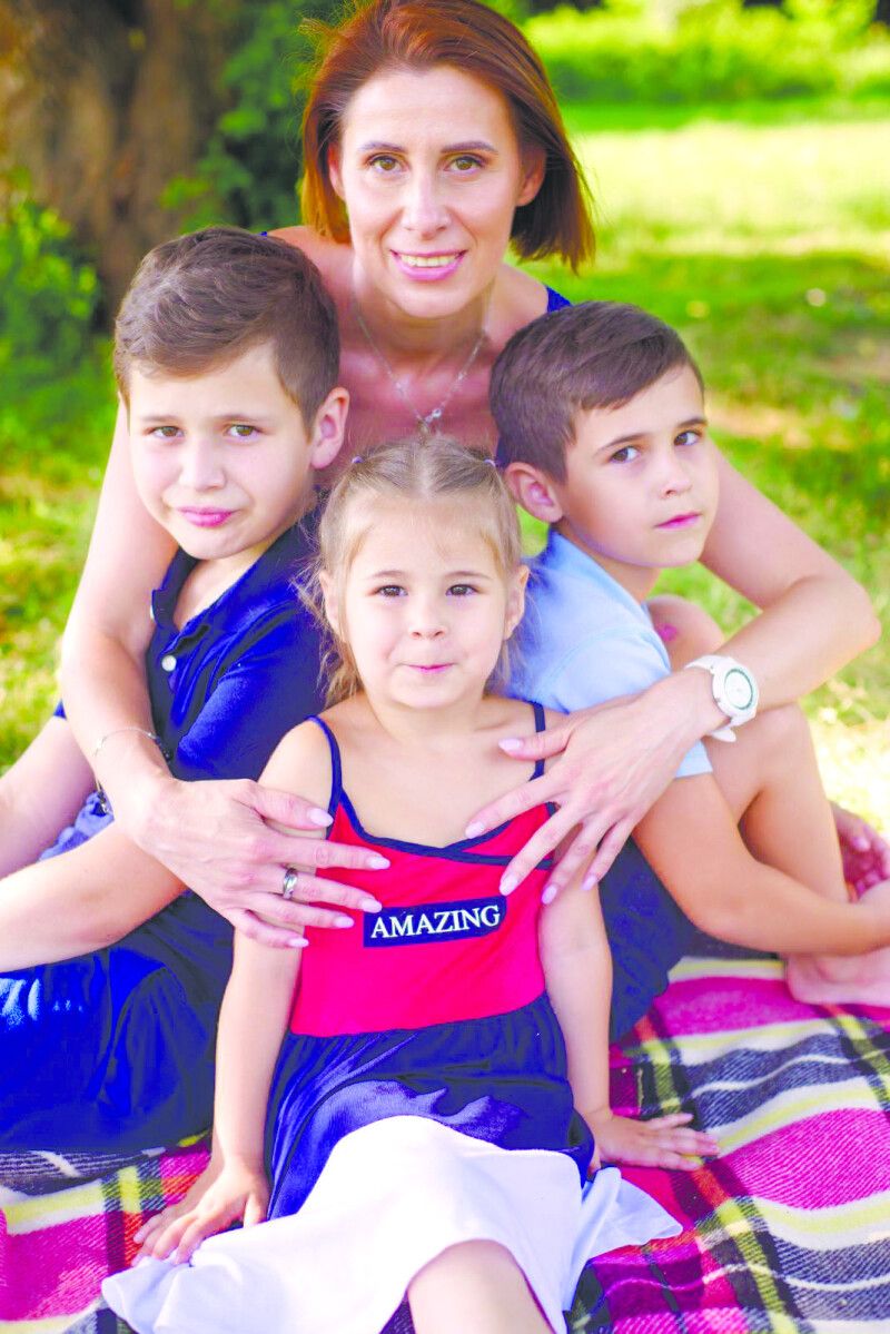 Ірина Крамчанін із синами та донькою. Фото зроблене ще до великої війни – влітку 2021-го.