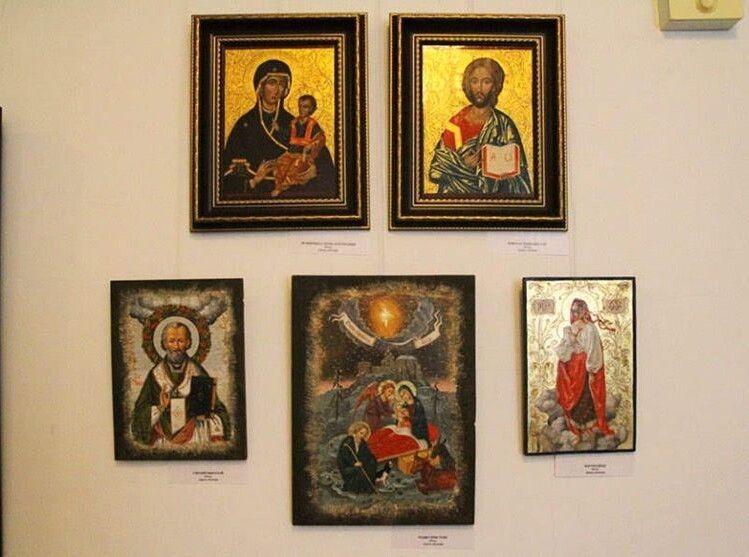 На виставці експонуються твори з колекцій Острозької академії та Миколи Бендюка.