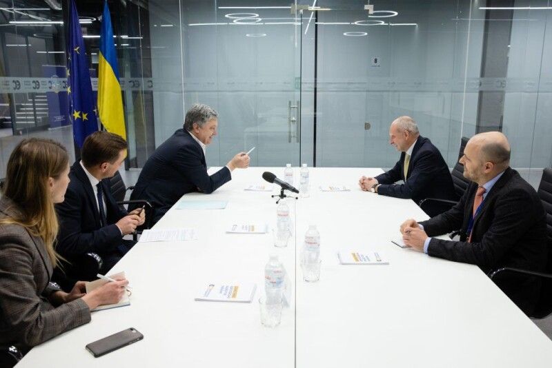 П’ятий президент України звернув увагу Посла Європейського Союзу на факти політично вмотивованих переслідувань і вибіркового правосуддя проти опозиції та активістів.