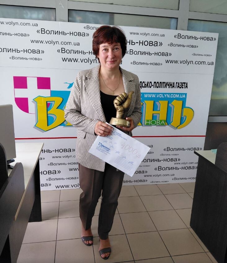 У час, коли ми вручали приз, Ірина Кравчук була в столиці на журналістському завданні, тому приз за доньку отримала її мама – відомий менеджер «Укрпошти» на Волині Неля Кравчук. 