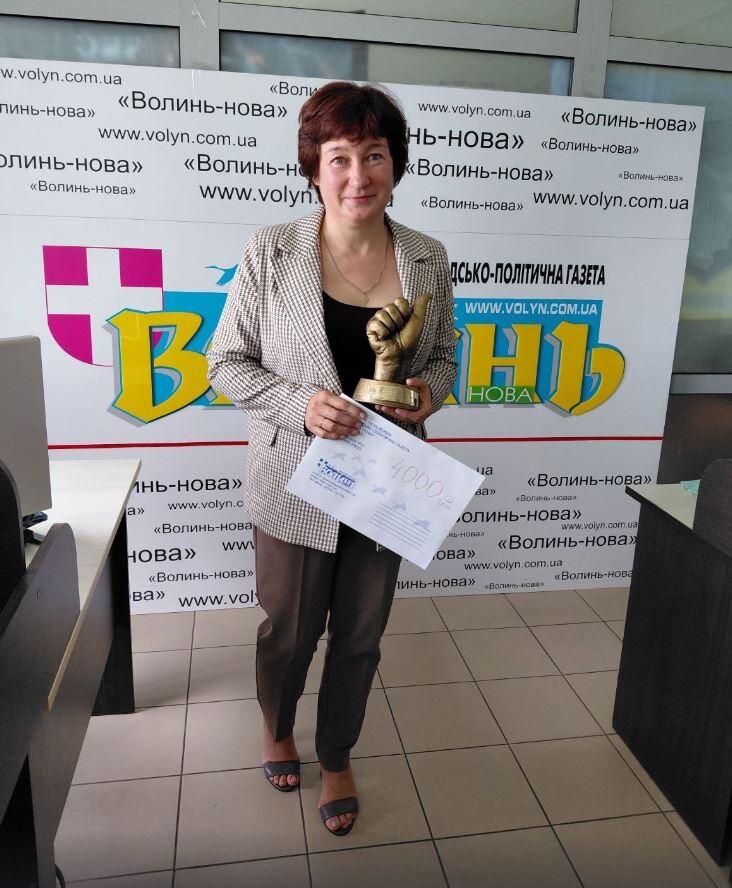 У ці хвилини Ірина на журналістському завданні, тому приз за доньку отримала її мама – відомий менеджер «Укрпошти» на Волині Неля Кравчук. Фото: Катерини ЗУБЧУК. 
