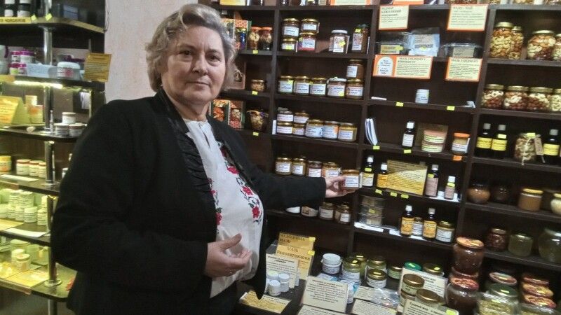 Особливу вітрину у «Медовій хаті» показує пані Марія – безліч баночок, пляшечок із продукцією бджільництва.