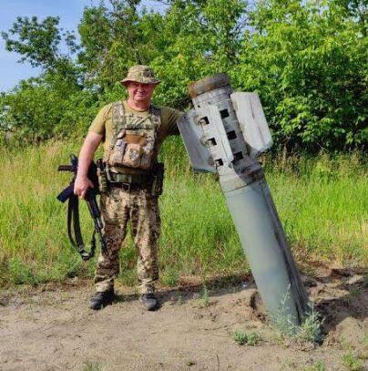 «Наша «Сталева Сотка» витримує і такі «подарунки» від путіна», – каже захисник із Замшанів. 