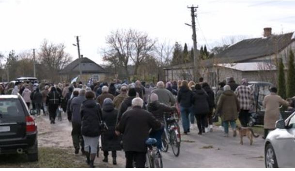 На прощання з Героєм прийшли люди з рідного села захисника та громади.