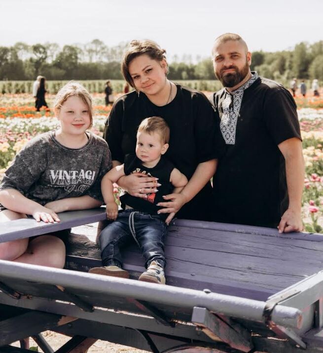 Герой українсько-російської війни з дружиною Юлею, донькою Камілою  і сином Аскольдом на тюльпановому полі «Волинської Голландії».