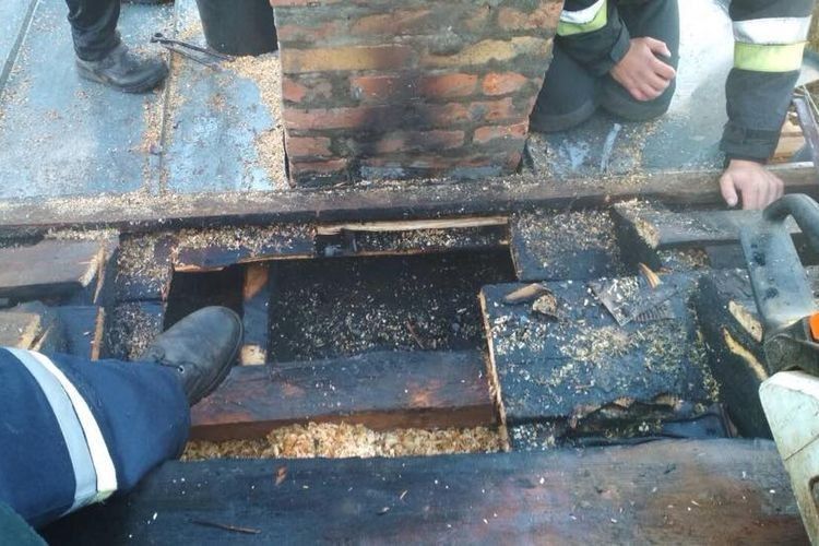 Горіло біля комина.