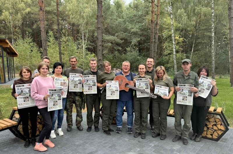 У руках учасників толоки – свіжий номер газети «Волинь», яка долучилася до акції.