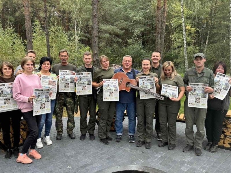 У руках учасників толоки – свіжий номер газети «Волинь», яка долучилася до акції.